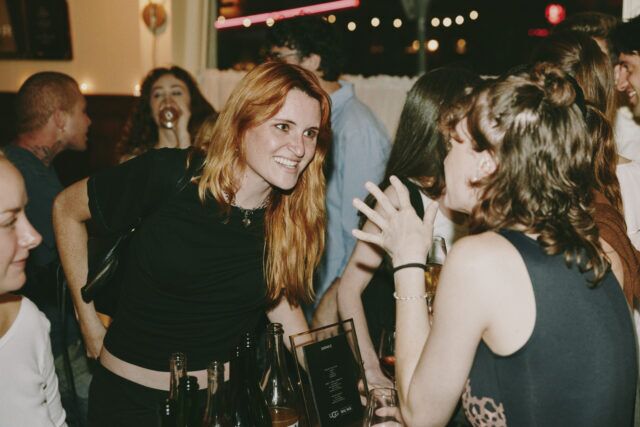 MUNA et UGG ont organisé une fête d'adieu à Los Feliz avec des tatouages personnalisés et du plaisir Polaroid.
