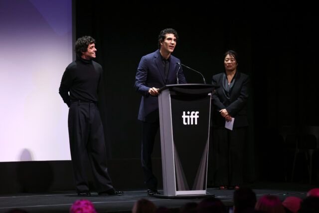 TORONTO, ONTARIO - 15 SEPTEMBRE : (LR) Javier Calvo, Javier Ambrossi et Anita Lee, directrice de la programmation du TIFF, parlent sur scène lors de la diffusion de Netflix "La Bola Negra" Première canadienne le 15 septembre 2026 à Toronto, Ontario.