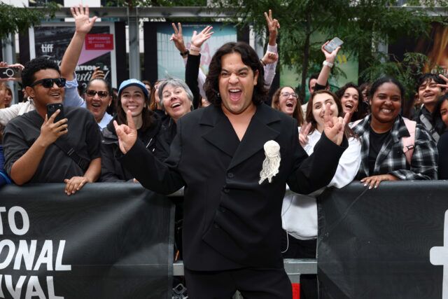 TORONTO, ONTARIO - 15 SEPTEMBRE : Carlos González pose avec ses fans pendant la diffusion de Netflix "La Bola Negra" Première canadienne le 15 septembre 2026 à Toronto, Ontario.