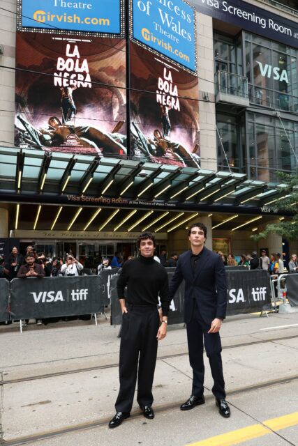 TORONTO, ONTARIO - 15 SEPTEMBRE : (LR) Javier Ambrossi et Javier Calvo assistent à Netflix "La Bola Negra" Première canadienne le 15 septembre 2026 à Toronto, Ontario.