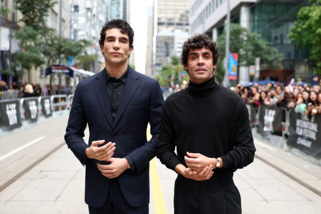 TORONTO, ONTARIO - 15 SEPTEMBRE : (LR) Javier Calvo et Javier Ambrossi assistent à Netflix "La Bola Negra" Première canadienne le 15 septembre 2026 à Toronto, Ontario.