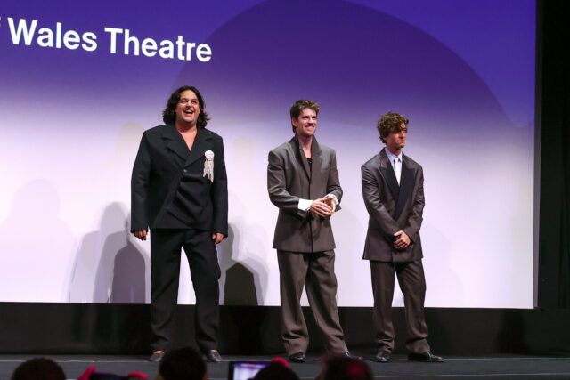 TORONTO, ONTARIO - 15 SEPTEMBRE : (LR) Carlos González, Miguel Bernardeau et Guitarricadelafuente parlent sur scène pendant le Netflix "La Bola Negra" Première canadienne le 15 septembre 2026 à Toronto, Ontario.