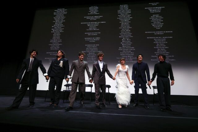 TORONTO, ONTARIO - 15 SEPTEMBRE : (LR) Milo Quifes, Carlos González, Miguel Bernardeau, Guitarricadelafuente, Penélope Cruz, Javier Calvo et Javier Ambrossi sont vus sur scène pendant la diffusion de Netflix "La Bola Negra" Première canadienne le 15 septembre 2026 à Toronto, Ontario.