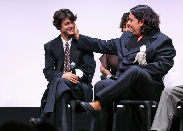 TORONTO, ONTARIO - 15 SEPTEMBRE : (LR) Milo Quifes et Carlos González parlent sur scène pendant Netflix "La Bola Negra" Première canadienne le 15 septembre 2026 à Toronto, Ontario.