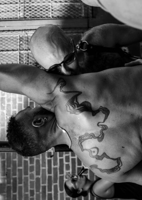 Sniffies a lancé Southern Decadence avec Cruising Revival, mêlant photographie historique, création orale et vie nocturne à l'intérieur de l'hôtel Peter & Paul.