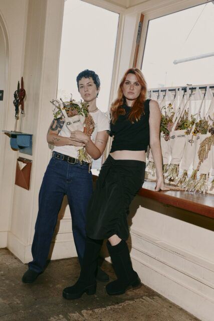 MUNA et UGG ont organisé une fête d'adieu à Los Feliz avec des tatouages personnalisés et du plaisir Polaroid.