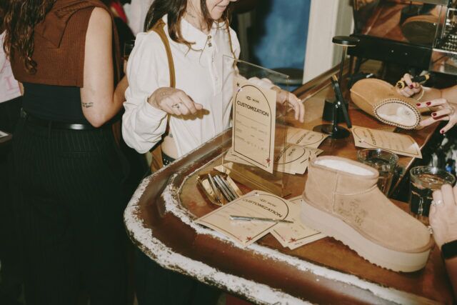 MUNA et UGG ont organisé une fête d'adieu à Los Feliz avec des tatouages personnalisés et du plaisir Polaroid.