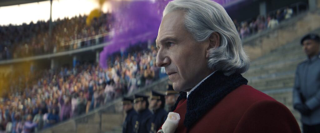 Ralph Fiennes dans le rôle du président Snow dans The Hunger Games : Sunrise on the Reaping. Crédit photo : avec l'aimable autorisation de Lionsgate