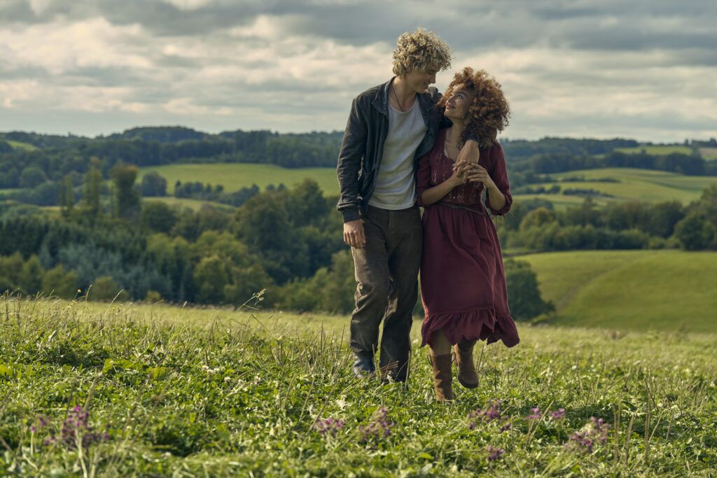 Joseph Zada dans le rôle de Haymitch Abernathy et Whitney Peak dans le rôle de Lenore Dove Baird dans The Hunger Games : Sunrise on the Reaping. Crédit photo : Murray Close