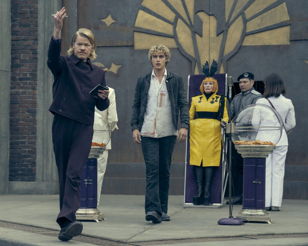 Jesse Plemons dans le rôle de Plutarch Heavensbee et Joseph Zada dans le rôle de Haymitch Abernathy dans The Hunger Games : Sunrise on the Reaping. Crédit photo : Murray Close/Lionsgate