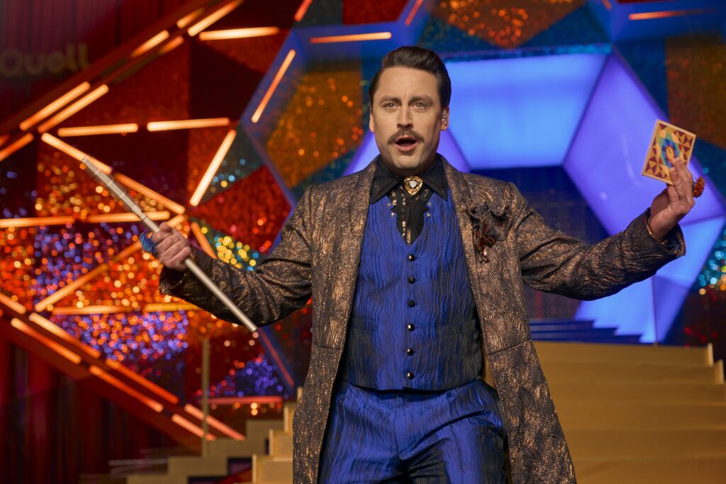 Kieran Culkin dans le rôle de César Flickerman dans The Hunger Games : Sunrise on the Reaping. Crédit photo : Murray Close