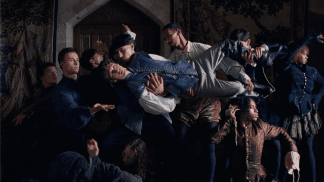Troye Sivan dévoile son clip pour "Faire la fête," avec une intro de Sir Ian McKellen, un extrait de Madonna et des pitreries médiévales avant son album She's the Best.