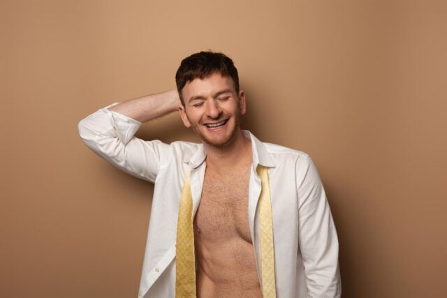 La star du Gay Country, Brian Falduto, sort son nouveau single "Café gratuit" avec Will Leet. Obtenez les détails sur sa nouvelle vidéo, son prochain EP et son concert à Nashville.