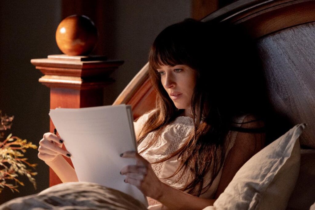 Dakota Johnson incarne Lowen Ashleigh dans VERITY du réalisateur Michael Showalter, d'Amazon MGM Studios.