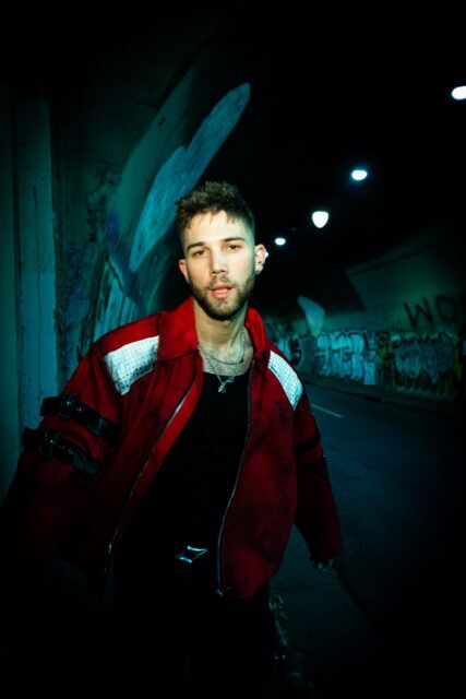 La pop star Grant Knoche a tout mis à nu dans son nouveau "DÉCAPÉ" clip vidéo, s'ouvrant sur l'image corporelle, le désir et son album Good Luck Getting Over Me.