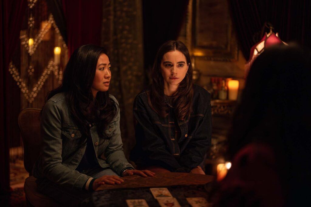 De gauche à droite : Kelsey Lopes dans le rôle d'Ilana et Sarah Desjardins dans le rôle de Callie Sadeck dans Yellowjackets, épisode 3, saison 4, diffusé sur Paramount+, 2026. Crédit photo : Darko Sikman/Paramount+.