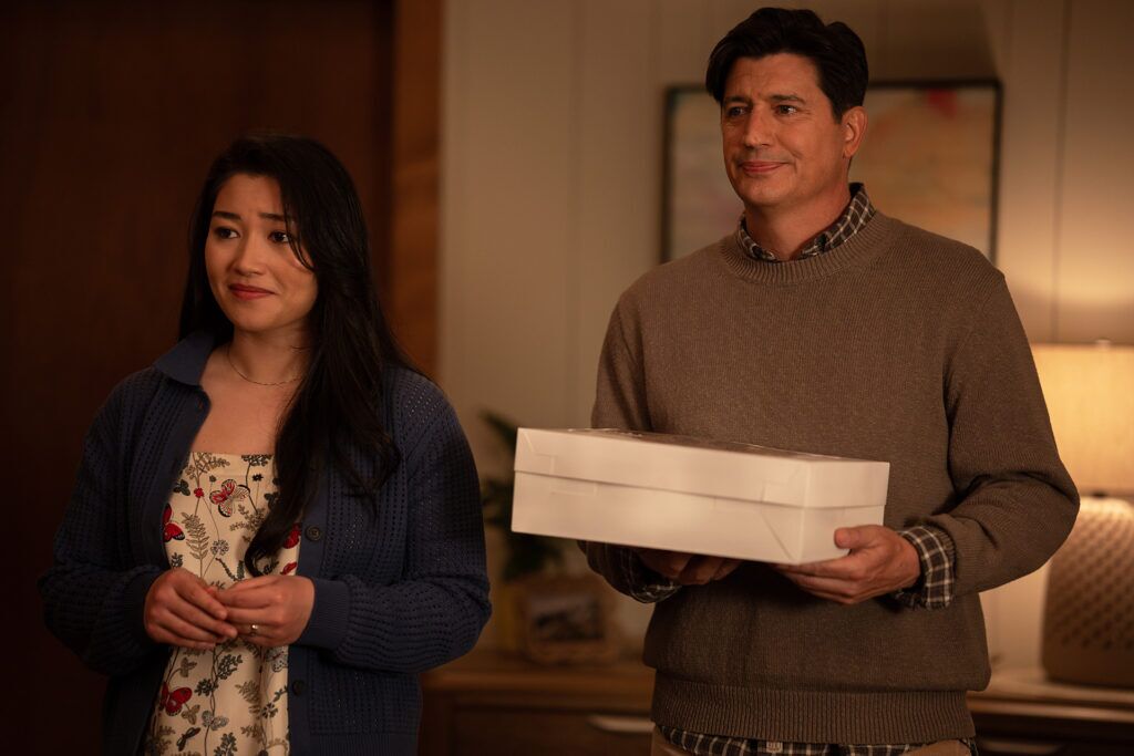 De gauche à droite : Jaylee Hamidi dans le rôle d'Alex et Ken Marino dans le rôle de Russell dans Yellowjackets, épisode 4, saison 4, diffusé sur Paramount+, 2026. Crédit photo : Darko Sikman/Paramount+.