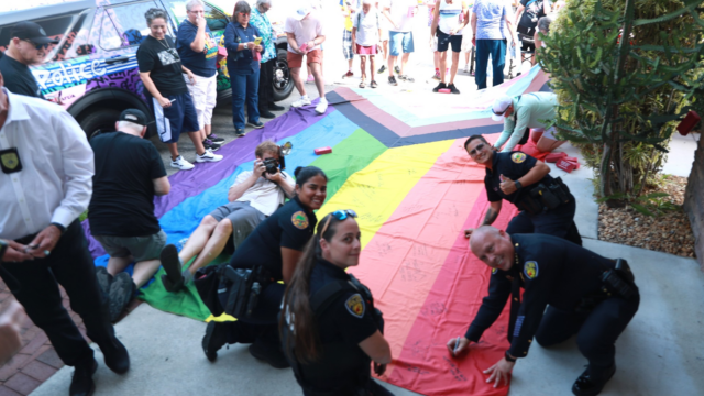 Le musée national de Stonewall a clôturé le mois de la fierté avec sa reconstitution annuelle du soulèvement de Stonewall, à laquelle se sont joints les services de police et les dirigeants LGBTQ+.